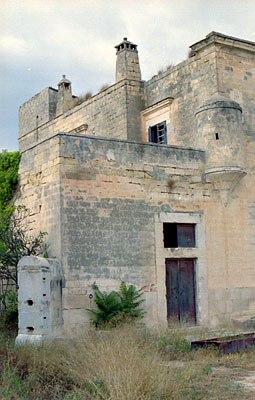 Masseria Tammarice: garitta di difesa e terrazzo. (foto Gioacchino Albanese)
