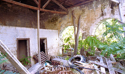 Masseria Tammarice: le vecchie arcate di ricovero degli animali. (foto Gioacchino Albanese)