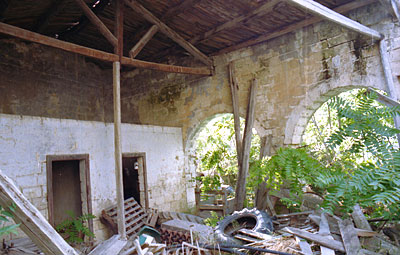 Masseria Tammarice: le vecchie arcate di ricovero degli animali. (foto Gioacchino Albanese)