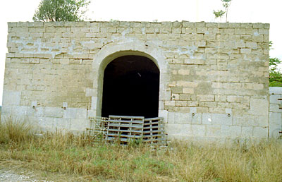 Masseria Tammarice: la stalla che fiancheggia l'ingresso al cortile interno. (foto Gioacchino Albanese)