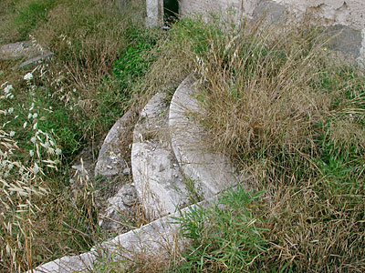 Masseria Tannoia: scalini di discesa dal piano di rialzo. (foto Gioacchino Albanese)