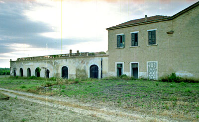 Masseria Tannoia: gli edifici a schiera affiancati a quello padronale. (foto Gioacchino Albanese)