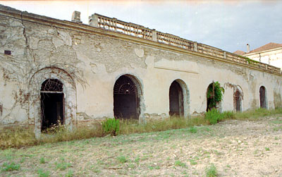 Masseria Tannoia: gli ingressi ad arco della sezione a schiera. (foto Gioacchino Albanese)