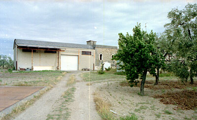 Masseria Tannoia: lo stabilimento vinicolo. La tettoia. (foto Gioacchino Albanese)