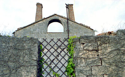 Masseria Tannoia: i comignoli della distilleria. (foto Gioacchino Albanese)