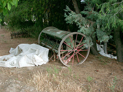 Masseria Tannoia: una vecchia seminatrice. (foto Gioacchino Albanese)
