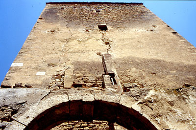 La torre è alta 23 metri e mezzo e ha il lato di 9 metri e 60 cm. L'originaria configurazione, è ricavabile da un disegn