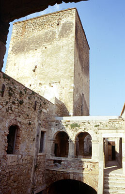 La configurazione ad elle della torre e della cappella. Il loggiato adiacente fu costruito molto più tardi per collegare