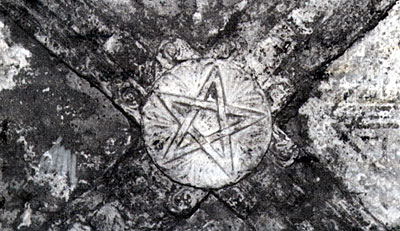 Stella a cinque punte che decora come chiave di volta all'incrocio dei costoloni la stanza-presbiterio della torre .