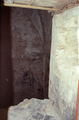 La porta ricavata nella muratura della torre che permetteva di accedere ad una stanza ottenuta con la costruzione di una