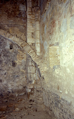 Resti della volta a botte posticcia che interrompeva la continuità delle colonne angolari . ( foto Gioacchino Albanese )