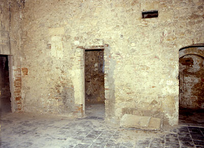 Stanza di disimpegno al primo piano con vari ingressi, uno dei quali alla scalinata che porta al piano superiore della t