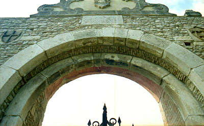 Porta principale a doppio arco per l'ingresso al borgo medievale di Torre Alemanna. ( foto Gioacchino Albanese )