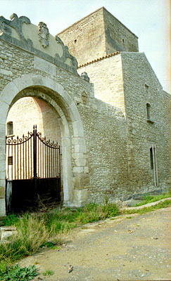 Veduta laterale del portale di ingresso e della parte sud del palazzo dell'Abate commendatario. ( foto Gioacchino Albane