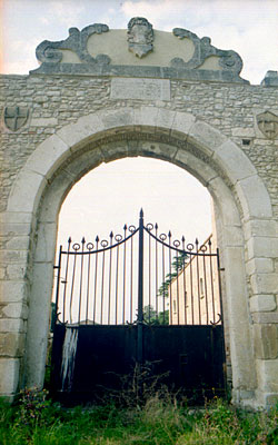Veduta d'insieme del portale di ingresso al Borgo medievale di Torre Alemanna. ( foto Gioacchino Albanese )