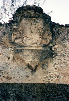 Lo stemma del cardinale Acquaviva d'Aragona, posto al centro del timpano, come si presentava prima del restauro . ( foto