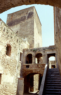 Vista dall'androne del cortile interno del palazzo dell'abate. ( foto Gioacchino Albanese )