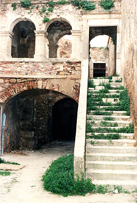 Corridoio, a sinistra, che porta attraverso l'arco alla torre e, a destra scalinata verso il loggiato. ( foto Gioacchino