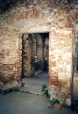 Il loggiato visto dall'interno di una delle sale del palazzo dell'abate. ( foto Gioacchino Albanese )