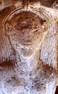 Primo piano della figura femminile che decora uno stipite del camino. ( foto Gioacchino Albanese )