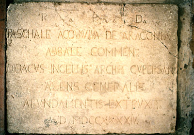 Lapide murata sulla destra dell'androne di ingresso al palazzo dell'abate. L'epigrafe riferisce dei lavori di rifaciment