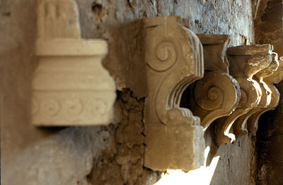 Mensole murate nella parete laterale dell'androne provenienti da edifici viciniori. ( foto Gioacchino Albanese )