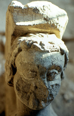 Mensola decorata con volto e murata nella parete laterale dell'androne del cortile interno. ( foto Gioacchino Albanese )
