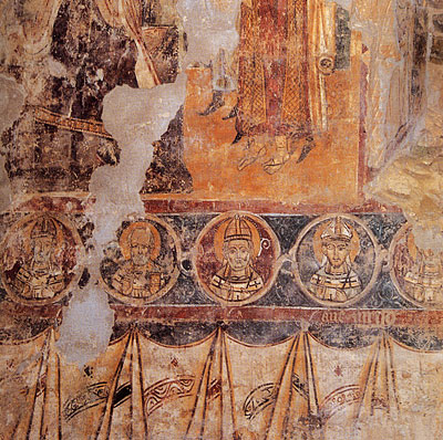 Affreschi del piano terra della Torre con zoccolatura disegnata a veli, ritratti, in tondi, e scene della passione di Cr