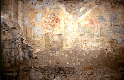 Affreschi del piano terra della Torre. La scena dell'Albero della Croce sulla parete di destra, rispetto all'attuale ing