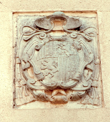 Lo stemma degli Acquaviva murato sulla facciata della chiesetta di S. Maria dei Teutonici. (foto Gioacchino Albanese)