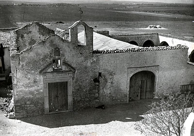 La chiesetta di S. Maria dei Teutonici prima della ristrutturazione degli anni '50. (foto Archivio Regione Pugila )