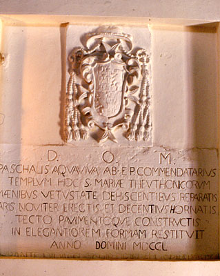 Stemma del cardinale Acquaviva d'Aragona murato sulla parete di destra subito dopo l'ingresso della chiesetta. Sotto, la