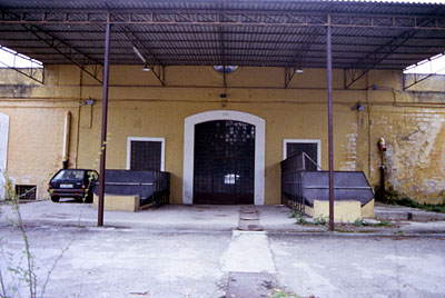 Torre Quarto: ingresso della vecchia cantina ora in ristrutturazione. (foto Gioacchino Albanese)