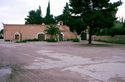 Torre Quarto: ex magazzini e vecchia chiesetta . (foto Gioacchino Albanese)