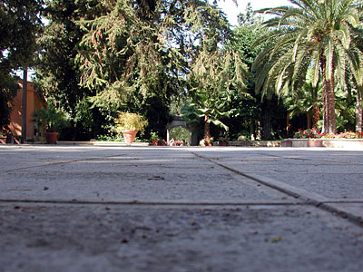 Torre Quarto: piazzale con in fondo l'arco di ingresso alla villa visto dall'interno. (foto Gioacchino Albanese)