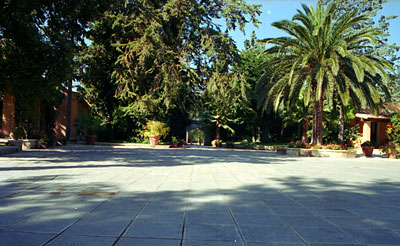Torre Quarto: veduta del piazzale e in fondo l'arco di ingresso. (foto Gioacchino Albanese)