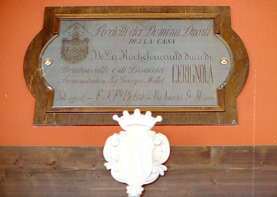 Torre Quarto: targa dell'azienda Pignatelli-Doudeville e stemma della famiglia Cirillo. (foto Gioacchino Albanese)