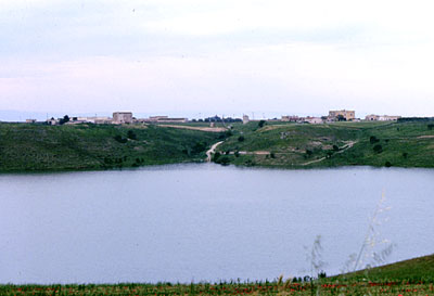 Masseria Torretta: il lato che si affaccia sulla diga Capacciotti. (foto Gioacchino Albanese)