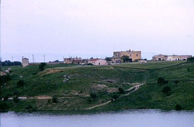 Masseria Torretta: veduta d'insieme dalla diga. (foto Gioacchino Albanese)