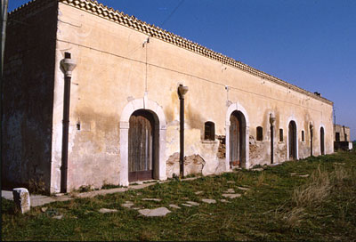 Masseria Torretta: edificio di servizio con cornice decorata a mattoni a spigolo. (foto Gioacchino Albanese)