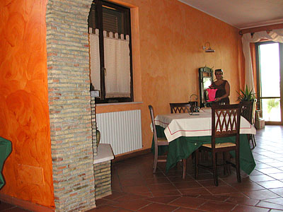 Masseria Tozzi: interno del ristorante . (foto Gioacchino Albanese)