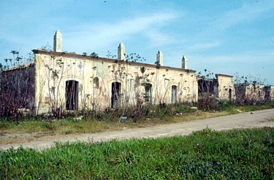 Il prospetto della masseria con ingressi con arco a sesto ribassato. I locali erano usati come abitazioni, mentre i loca