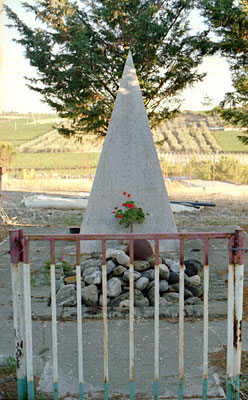 Piccolo monumento a piramide con tumulo di pietre sovrastate da un elmo nella masseria di Vallecannella. (foto Gioacchin
