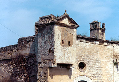 La garitta e il parapetto posteriore che servivano a controllare il cortile e gli ingressi dei due gruppi di edifici lat