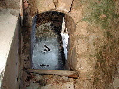 Ingresso interno, sopraelevato, alla garitta e uscita al terrazzo. (foto Gioacchino Albanese)