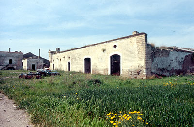 Parte della facciata della masseria con ingressi per abitazioni e stalle per animali. (foto Gioacchino Albanese)