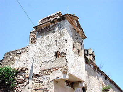 Parte laterale della garitta costruita con una varietà di materiali: pietre croste, mattoni, tufi e pietra calcarea. (fo