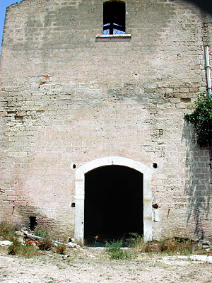 Uno dei capannoni a due piani realizzato in tufo con tetto a spioventi e capriate scoperte. (foto Gioacchino Albanese)