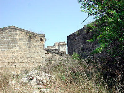 Un angolo della parte posteriore della masseria: si intravede la garitta. (foto Gioacchino Albanese)