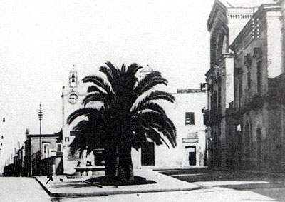 Prospettiva del vecchio convento dei cappuccini a Cerignola, con il titolo miliare della transumanza ad un angolo. (foto